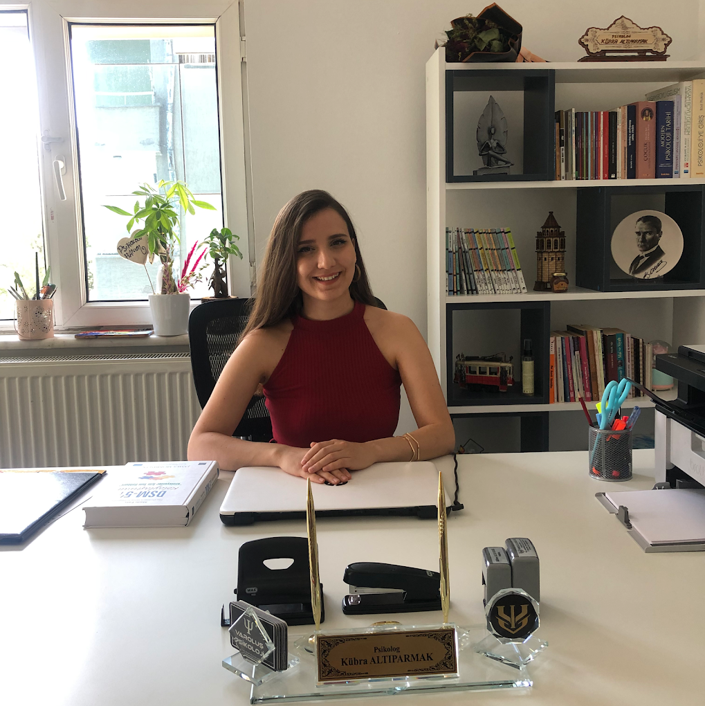 Kübra Altıparmak logo